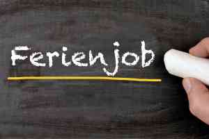 Text Ferienjob auf Tafel mit Kreide geschrieben